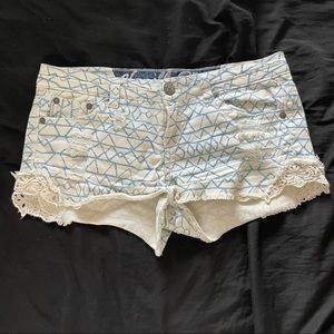 Vanilla Star mid-rise blue and white tribal print jean shorts juniors size 7